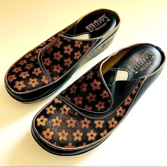 Lartiste Ehiche Black Floral Clogs/Mules - Picture 2 of 8